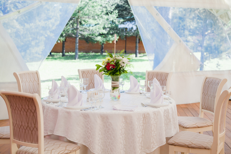 Сервировка стола праздник летняя веранда шатер свадьба