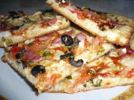 Пицца «остатки сладки» с греческим салатом.