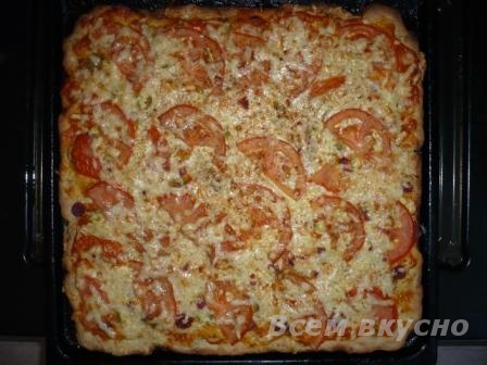 Пицца с креветками и колбасками «И нашим и вашим».