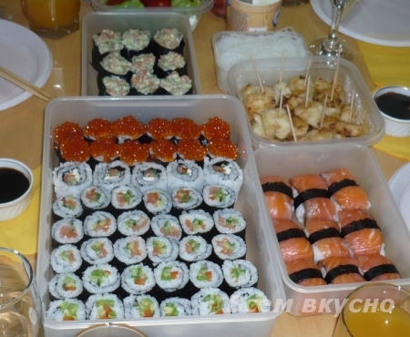 Японская вечеринка с суши, темпурой и креветками.