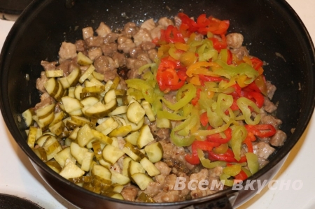 овощи и филе на сковороде