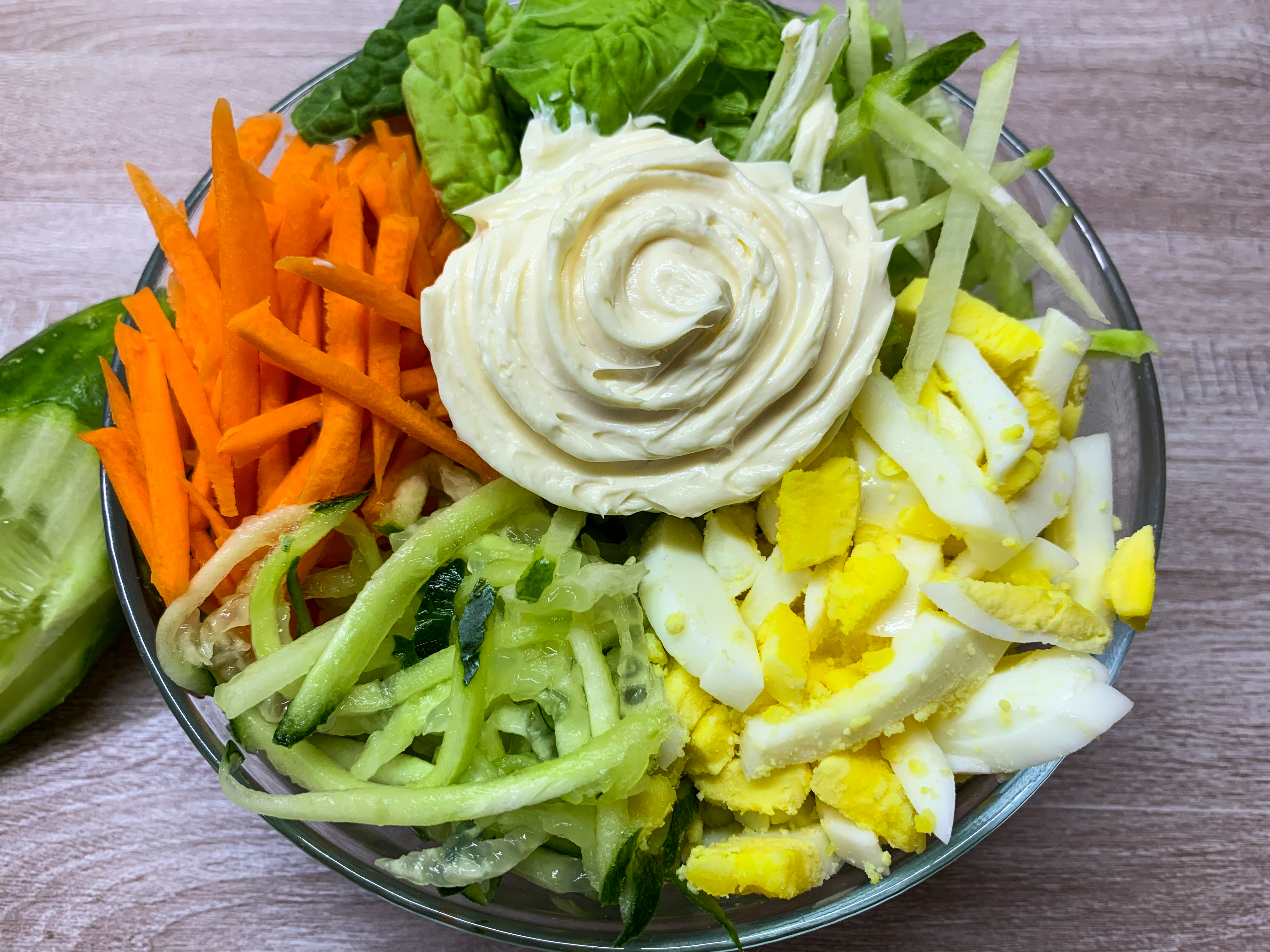 Лоба салат. Салат из маринованных овощей. Питательный салат Геншин. Салат Радуга фото с редькой. Салат из моркови с редькой,   калорийность.